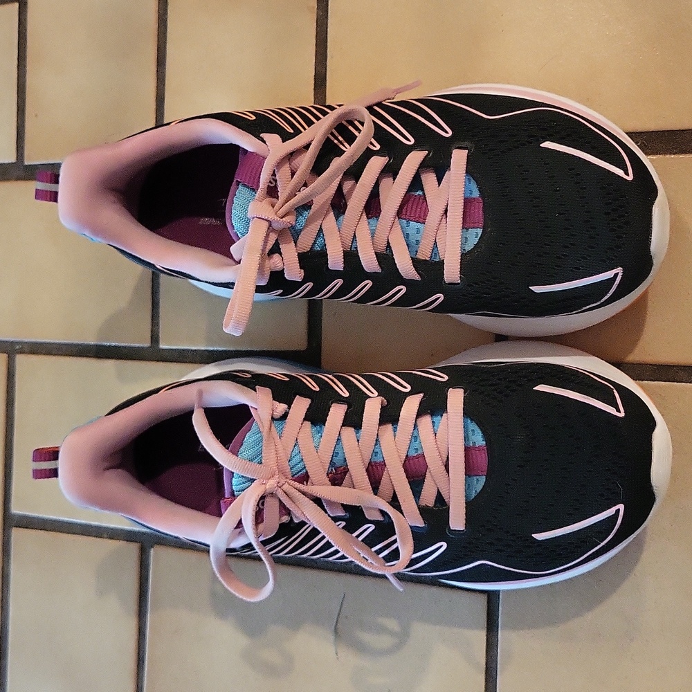 Saucony Endorphin with Speedroll Technology. Excellent condition! Dark color 🖤